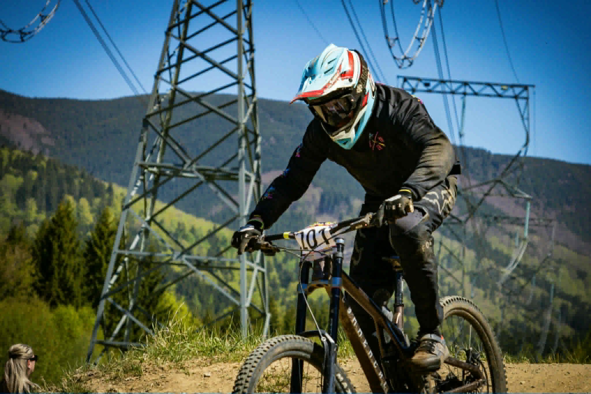 MB SPORT CLUB member Kastytis Bubele actively competes in mountain biking events. The club’s members are united not only by their passion for Mercedes-Benz cars, but also by their shared love for adrenaline, speed, and challenges. This year, Kastytis is representing MB SPORT CLUB in downhill mountain biking competitions across Europe. The first round of this year’s iXS Downhill Cup took place in Kouty nad Desnou. It was Kastytis’ first time competing in an event of this scale and level. In the Open Men category, he finished 26th out of 30 riders. During the race, a crash on the track affected his result, leaving him with bruises and scrapes, but the experience and determination gained from the event only add more motivation for the upcoming races. We wish Kastytis a speedy recovery, strong results in the next stages of the championship, and most importantly — safe and successful rides ahead. Keep pushing forward and representing MB SPORT CLUB with pride!